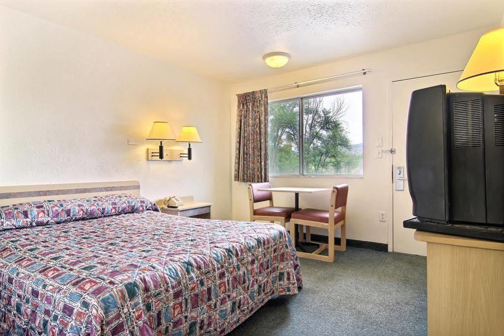 Travelodge By Wyndham Raton Exterior photo