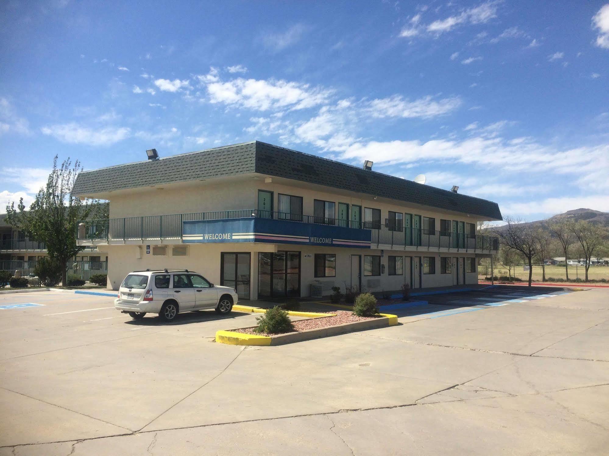 Travelodge By Wyndham Raton Exterior photo