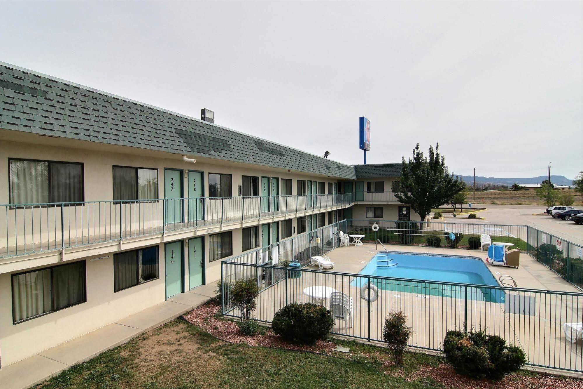Travelodge By Wyndham Raton Exterior photo